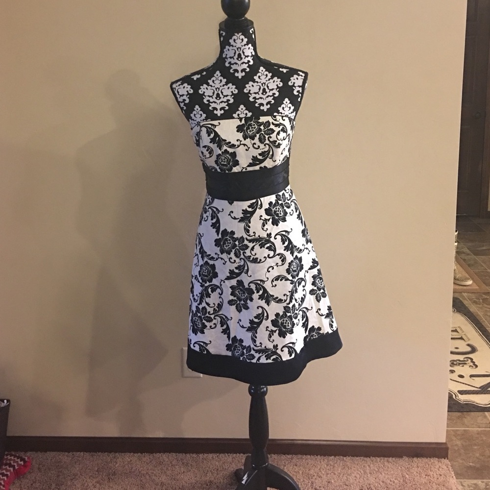 Gorgeous White House Black Market dress